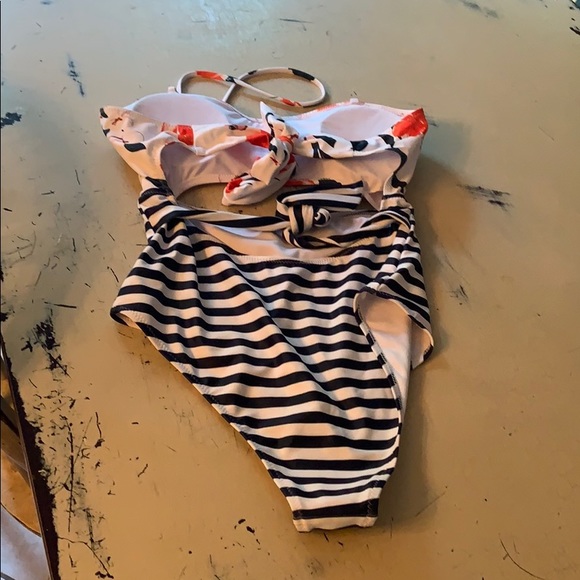 Cupshe one piece bathing suit - Picture 2 of 2